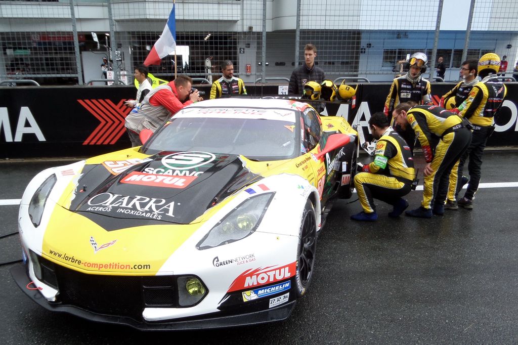 Larbre Competition er ved at gøre klar på gridden på Fuji-banen i Japan